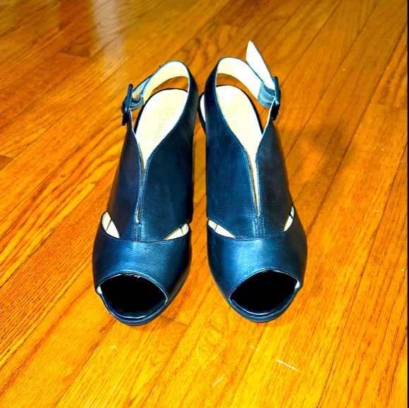 Bella Vita Leona | Open-Toe Slingback Sandal - Picture 2 of 10